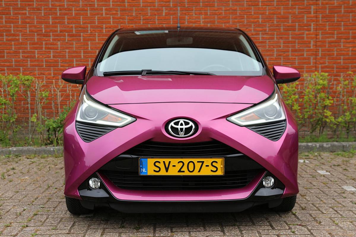 Toyota Aygo Toyota Aygo 1.0 VVT-i 73pk x-clusiv UNIEK! | NL-auto | Unieke kleur! | Luxe! | Airco | Cruise control | Multimedia | Elek. ramen | Metallic lak |