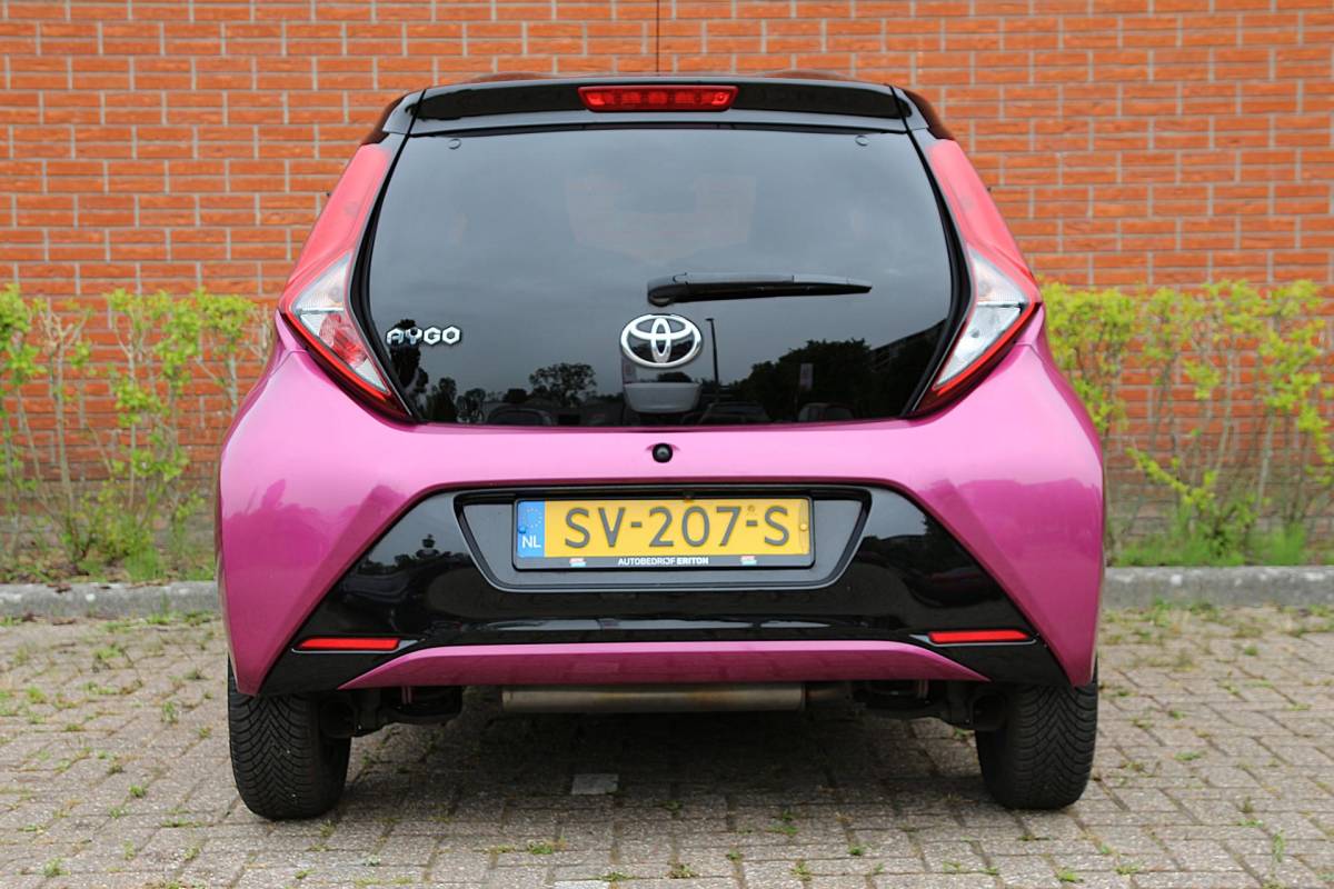 Toyota Aygo Toyota Aygo 1.0 VVT-i 73pk x-clusiv UNIEK! | NL-auto | Unieke kleur! | Luxe! | Airco | Cruise control | Multimedia | Elek. ramen | Metallic lak |