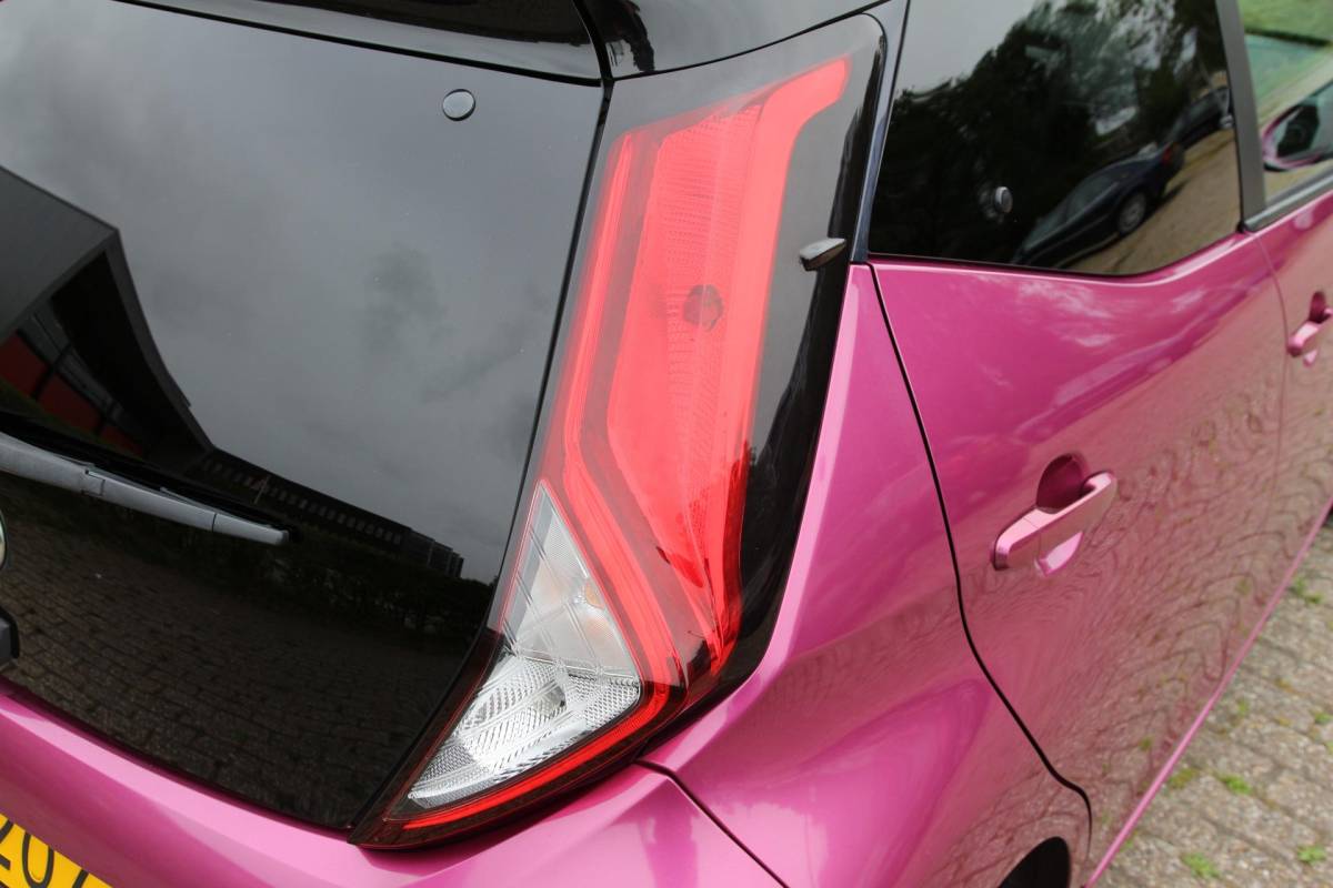 Toyota Aygo Toyota Aygo 1.0 VVT-i 73pk x-clusiv UNIEK! | NL-auto | Unieke kleur! | Luxe! | Airco | Cruise control | Multimedia | Elek. ramen | Metallic lak |
