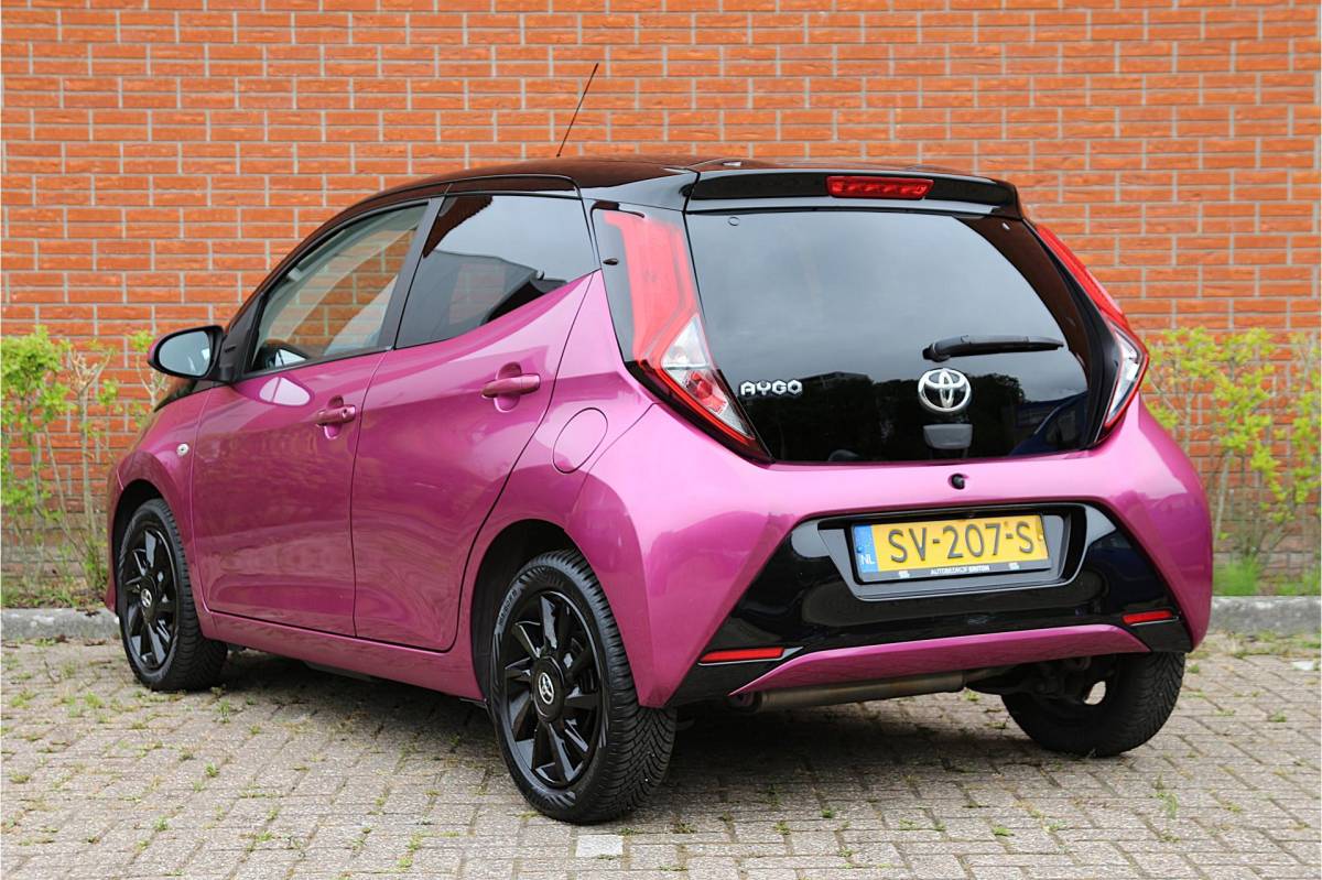 Toyota Aygo Toyota Aygo 1.0 VVT-i 73pk x-clusiv UNIEK! | NL-auto | Unieke kleur! | Luxe! | Airco | Cruise control | Multimedia | Elek. ramen | Metallic lak |