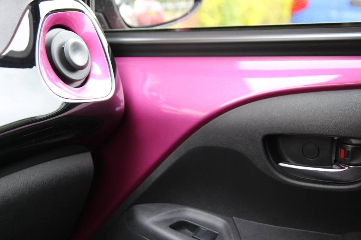 Toyota Aygo Toyota Aygo 1.0 VVT-i 73pk x-clusiv UNIEK! | NL-auto | Unieke kleur! | Luxe! | Airco | Cruise control | Multimedia | Elek. ramen | Metallic lak |