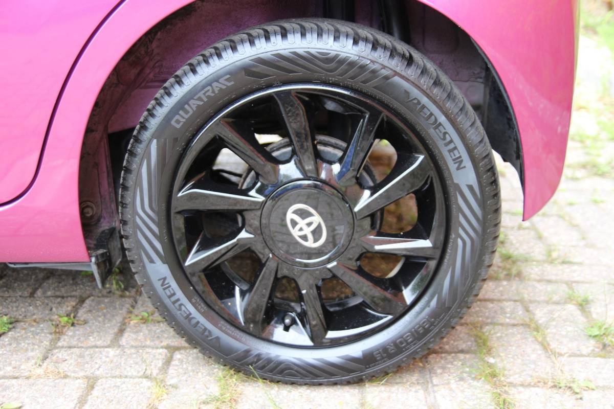 Toyota Aygo Toyota Aygo 1.0 VVT-i 73pk x-clusiv UNIEK! | NL-auto | Unieke kleur! | Luxe! | Airco | Cruise control | Multimedia | Elek. ramen | Metallic lak |