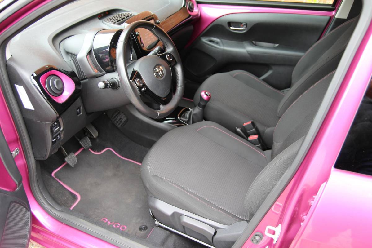 Toyota Aygo Toyota Aygo 1.0 VVT-i 73pk x-clusiv UNIEK! | NL-auto | Unieke kleur! | Luxe! | Airco | Cruise control | Multimedia | Elek. ramen | Metallic lak |