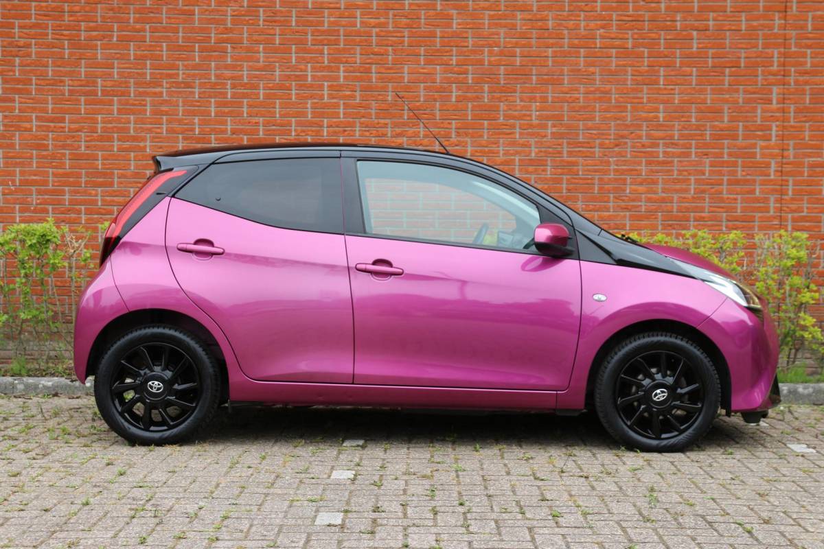 Toyota Aygo Toyota Aygo 1.0 VVT-i 73pk x-clusiv UNIEK! | NL-auto | Unieke kleur! | Luxe! | Airco | Cruise control | Multimedia | Elek. ramen | Metallic lak |