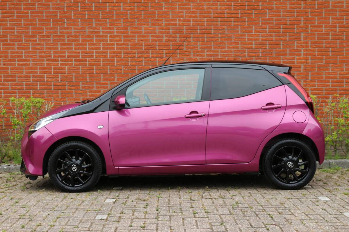Toyota Aygo Toyota Aygo 1.0 VVT-i 73pk x-clusiv UNIEK! | NL-auto | Unieke kleur! | Luxe! | Airco | Cruise control | Multimedia | Elek. ramen | Metallic lak |