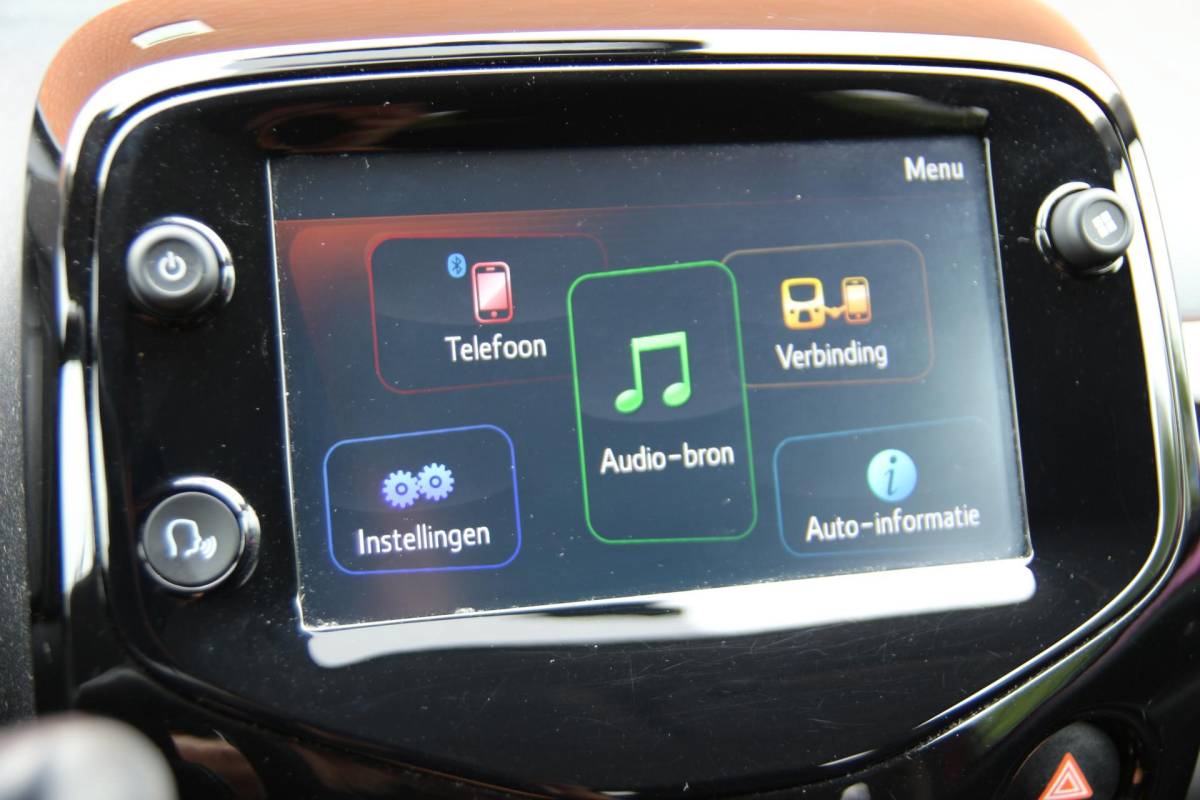 Toyota Aygo Toyota Aygo 1.0 VVT-i 73pk x-clusiv UNIEK! | NL-auto | Unieke kleur! | Luxe! | Airco | Cruise control | Multimedia | Elek. ramen | Metallic lak |
