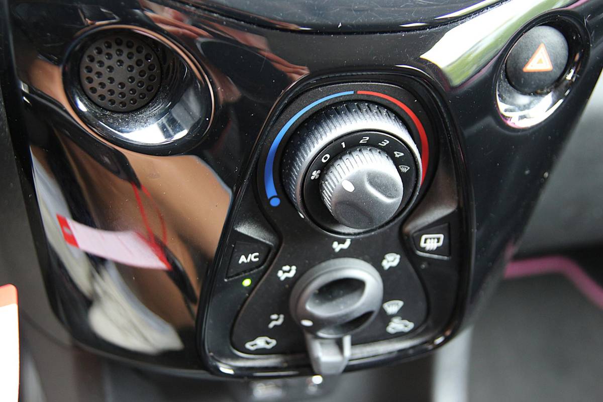 Toyota Aygo Toyota Aygo 1.0 VVT-i 73pk x-clusiv UNIEK! | NL-auto | Unieke kleur! | Luxe! | Airco | Cruise control | Multimedia | Elek. ramen | Metallic lak |