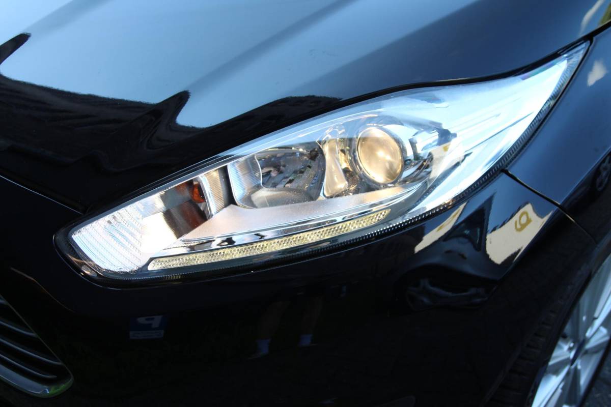 Ford Fiesta Ford Fiesta 1.0 EcoBoost 100pk Titanium | NL-auto | 5 deuren | Cruise control | Climate control | Centr. deurvergr. | Elek. ramen | Lichtm. velgen | Navigatie |