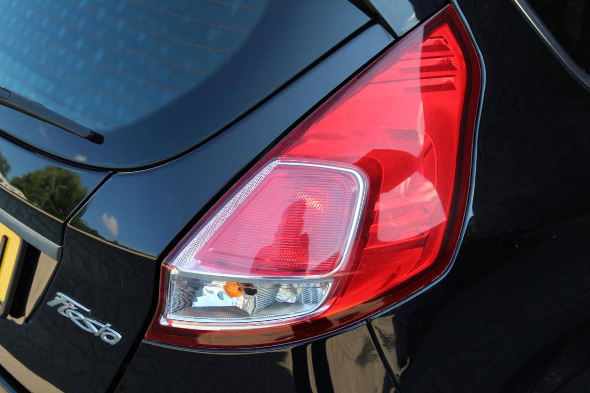 Ford Fiesta Ford Fiesta 1.0 EcoBoost 100pk Titanium | NL-auto | 5 deuren | Cruise control | Climate control | Centr. deurvergr. | Elek. ramen | Lichtm. velgen | Navigatie |