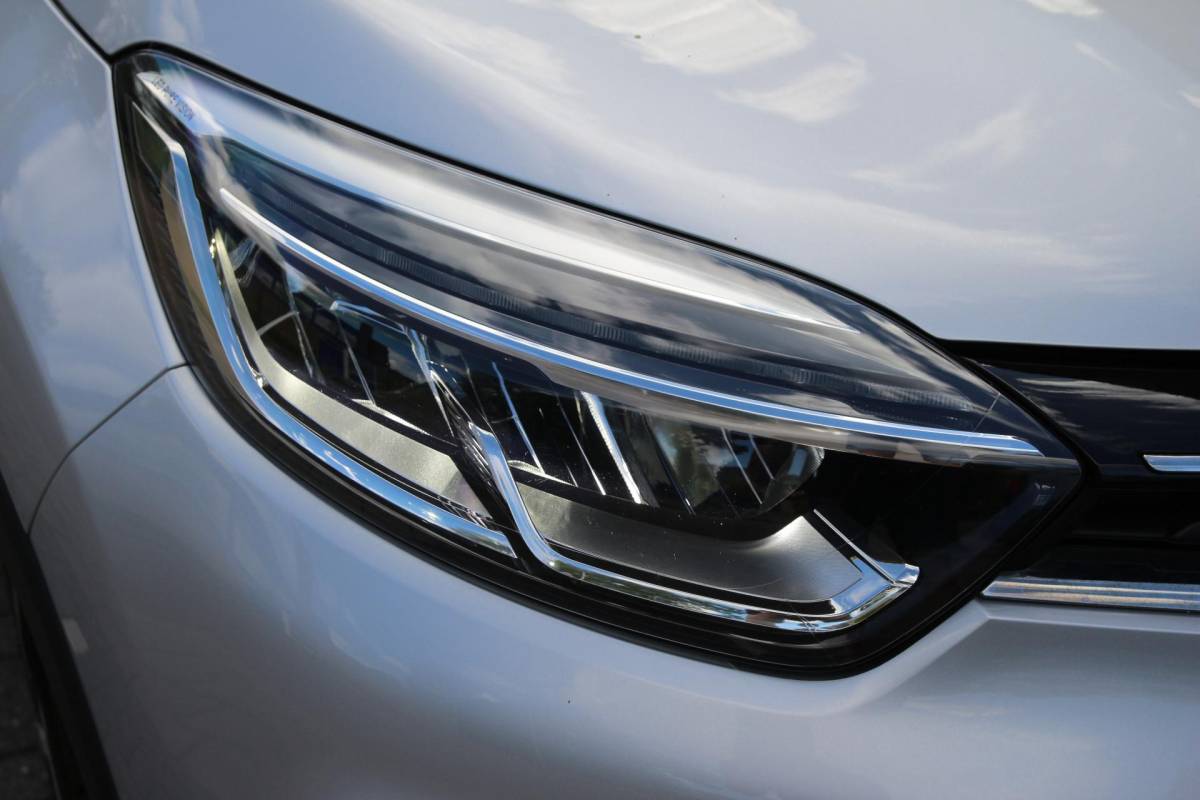 Renault Captur Renault Captur 0.9 90pk TCe Intens UNIEKE KM.STAND! | Luxe! | Unieke km.stand | Navigatie | Cruise control | Climate control | LED | Centr. deurvergr. | Lichtm. velgen | Parkeersensoren | Metallic lak |