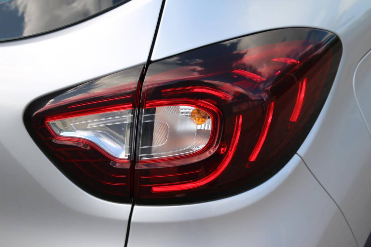 Renault Captur Renault Captur 0.9 90pk TCe Intens UNIEKE KM.STAND! | Luxe! | Unieke km.stand | Navigatie | Cruise control | Climate control | LED | Centr. deurvergr. | Lichtm. velgen | Parkeersensoren | Metallic lak |