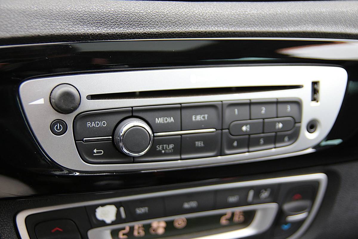 Renault Scénic Renault Scénic 1.2 TCe 131pk Bose | NL-auto | 5 deuren | Climate control | Cruise control | Navigatie | Parkeersensoren | Elektrische ramen | Half lederen bekleding |