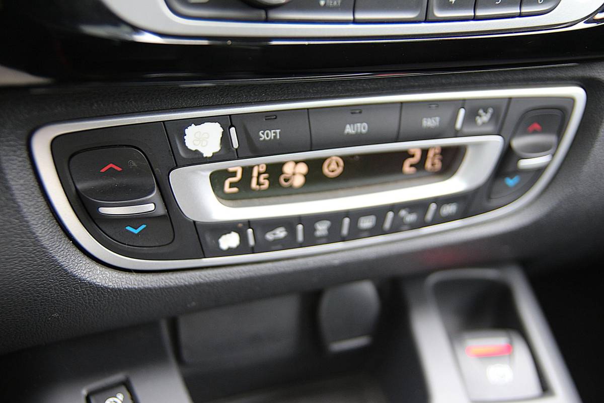 Renault Scénic Renault Scénic 1.2 TCe 131pk Bose | NL-auto | 5 deuren | Climate control | Cruise control | Navigatie | Parkeersensoren | Elektrische ramen | Half lederen bekleding |