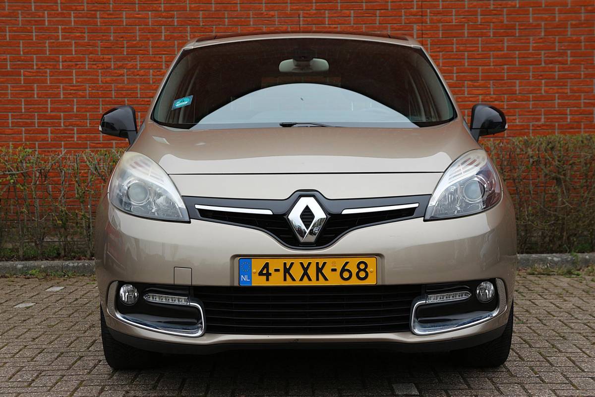 Renault Scénic Renault Scénic 1.2 TCe 131pk Bose | NL-auto | 5 deuren | Climate control | Cruise control | Navigatie | Parkeersensoren | Elektrische ramen | Half lederen bekleding |