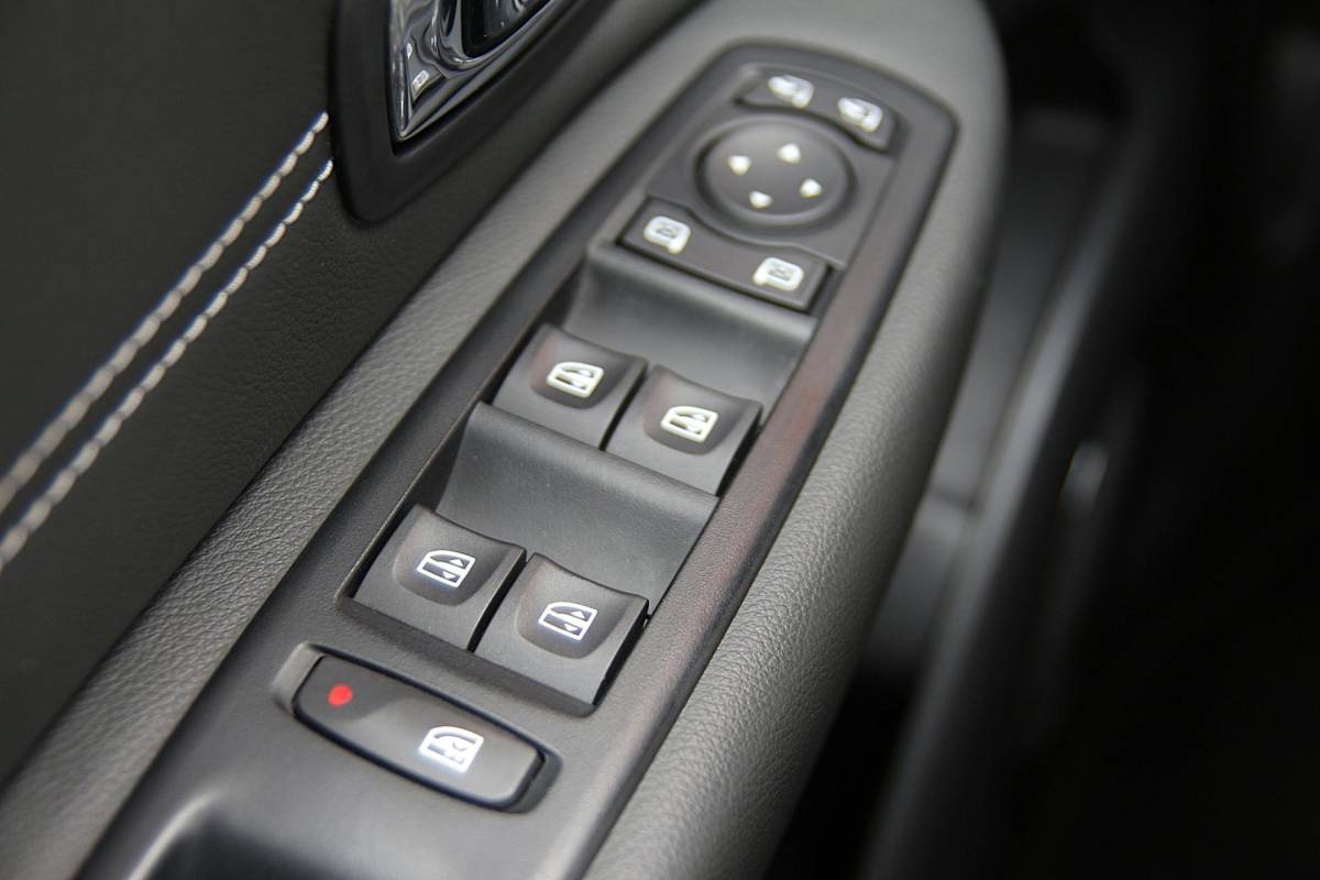 Renault Scénic Renault Scénic 1.2 TCe 131pk Bose | NL-auto | 5 deuren | Climate control | Cruise control | Navigatie | Parkeersensoren | Elektrische ramen | Half lederen bekleding |