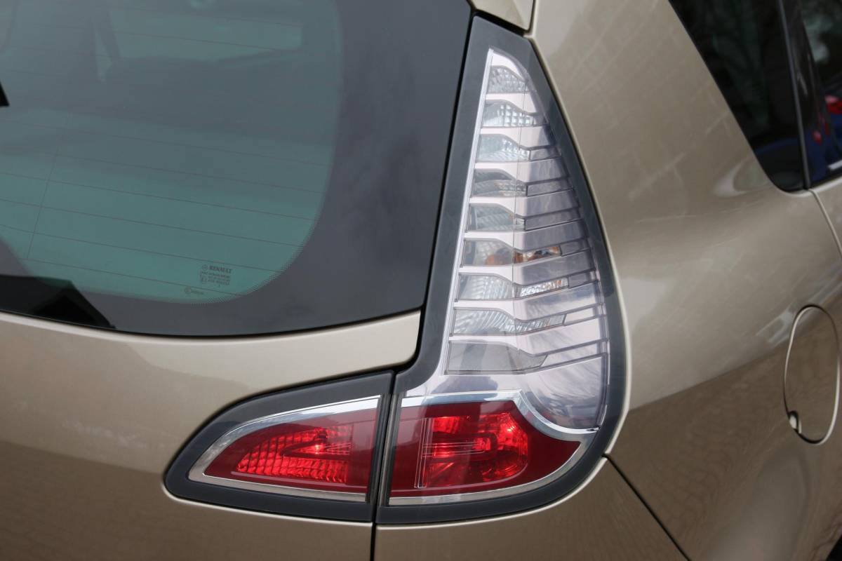 Renault Scénic Renault Scénic 1.2 TCe 131pk Bose | NL-auto | 5 deuren | Climate control | Cruise control | Navigatie | Parkeersensoren | Elektrische ramen | Half lederen bekleding |