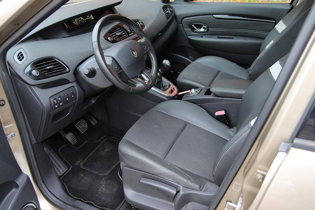 Renault Scénic Renault Scénic 1.2 TCe 131pk Bose | NL-auto | 5 deuren | Climate control | Cruise control | Navigatie | Parkeersensoren | Elektrische ramen | Half lederen bekleding |