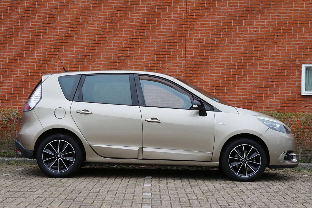 Renault Scénic Renault Scénic 1.2 TCe 131pk Bose | NL-auto | 5 deuren | Climate control | Cruise control | Navigatie | Parkeersensoren | Elektrische ramen | Half lederen bekleding |