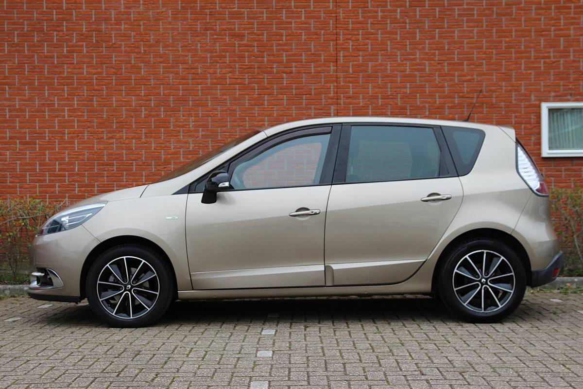 Renault Scénic Renault Scénic 1.2 TCe 131pk Bose | NL-auto | 5 deuren | Climate control | Cruise control | Navigatie | Parkeersensoren | Elektrische ramen | Half lederen bekleding |