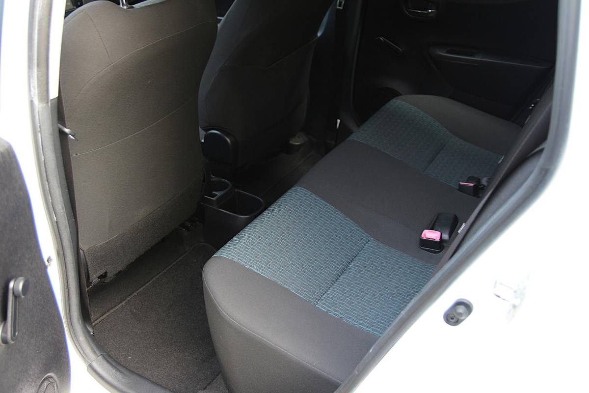 Toyota Yaris Toyota Yaris 1.0 VVT-i 70pk Aspiration | NL-auto | Facelift model! | 5 deuren | Camera | Climate control | Bluetooth | Centr. deurvergr. | Elek. ramen |