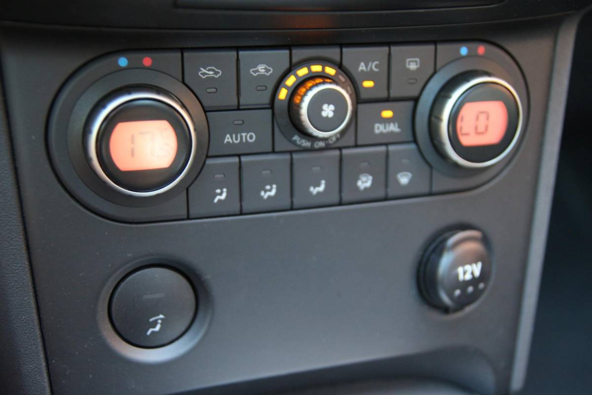 Nissan QASHQAI Nissan Qashqai 2.0 141pk Connect Edition AUT. | NL-auto | Navigatie | Cruise control | Climate control | Elek. ramen | Panorama dak | Lichtm. velgen | Trekhaak |