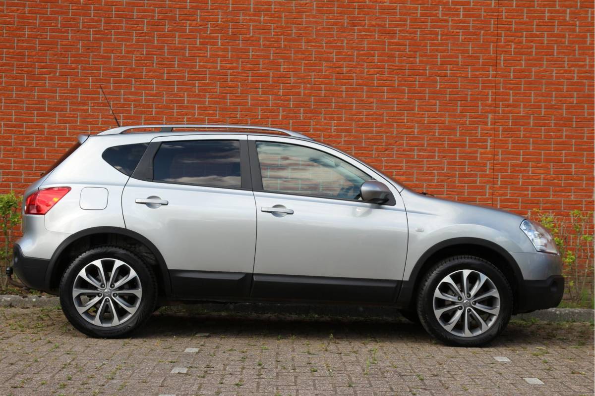Nissan QASHQAI Nissan Qashqai 2.0 141pk Connect Edition AUT. | NL-auto | Navigatie | Cruise control | Climate control | Elek. ramen | Panorama dak | Lichtm. velgen | Trekhaak |