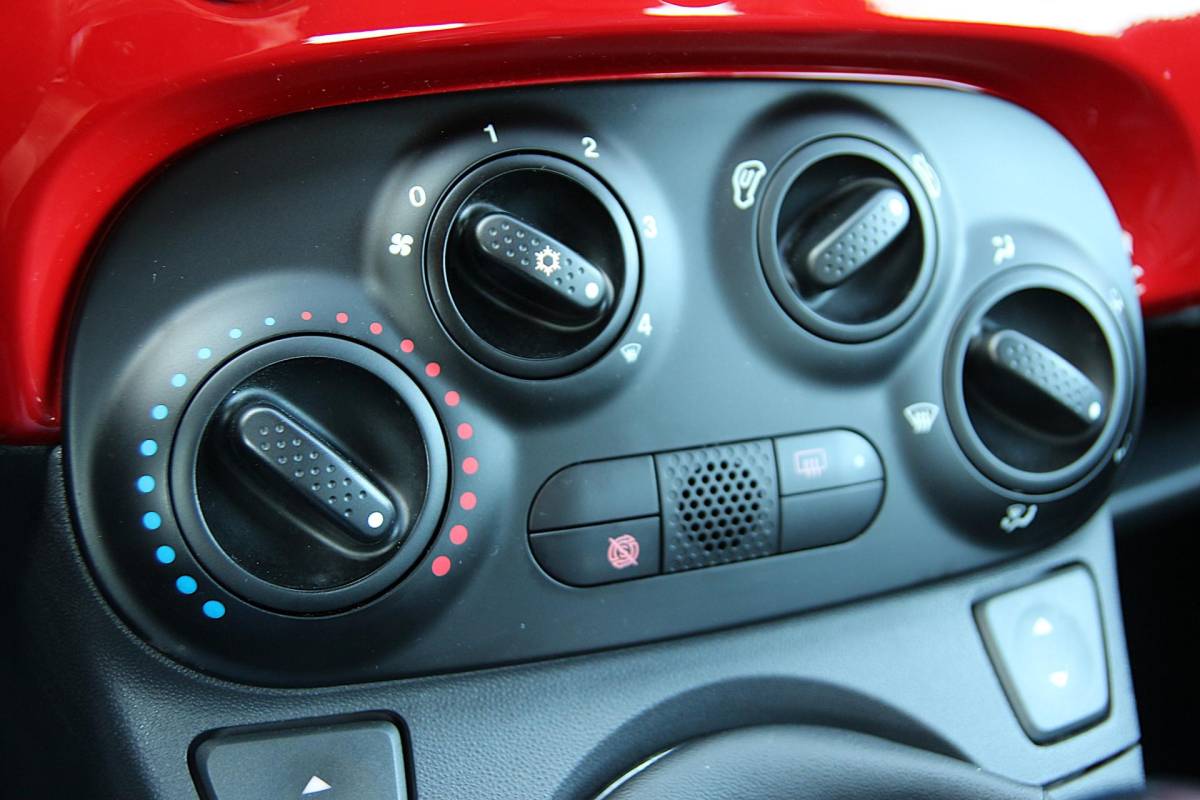 Fiat 500C Fiat 500 C 0.9 TwinAir 86pk Lounge | NL-auto | Cabrio | Airco | Parkeersensoren | Elek. ramen | Centr. deurvergr. | Lichtmetalen velgen | Stuurbekrachtiging | lederen bekleding |