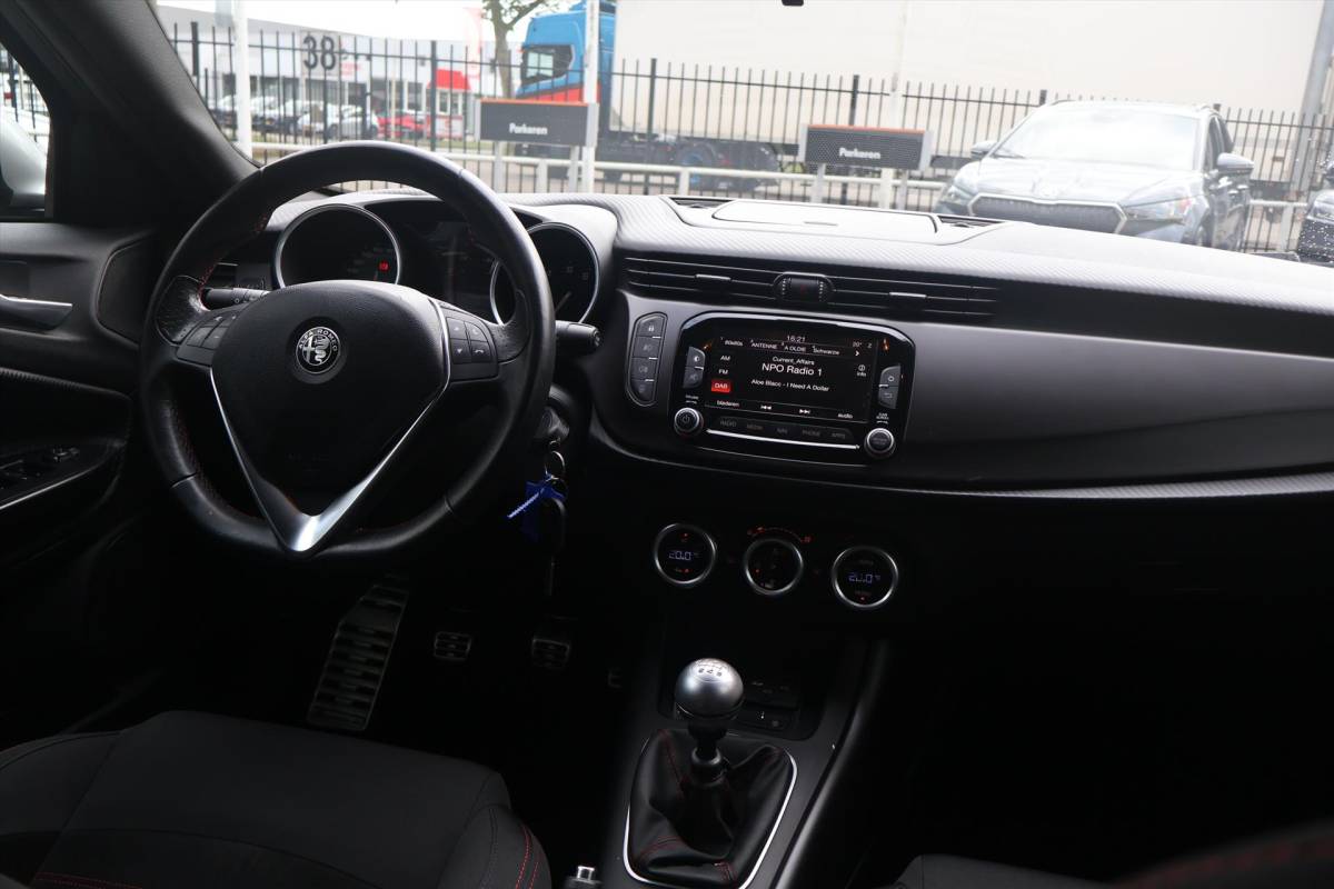 Alfa Romeo Giulietta Alfa Romeo Giulietta 1.4 TURBO MULTIAIR Super 150pk | Navi | PDC | Climate | Cruise