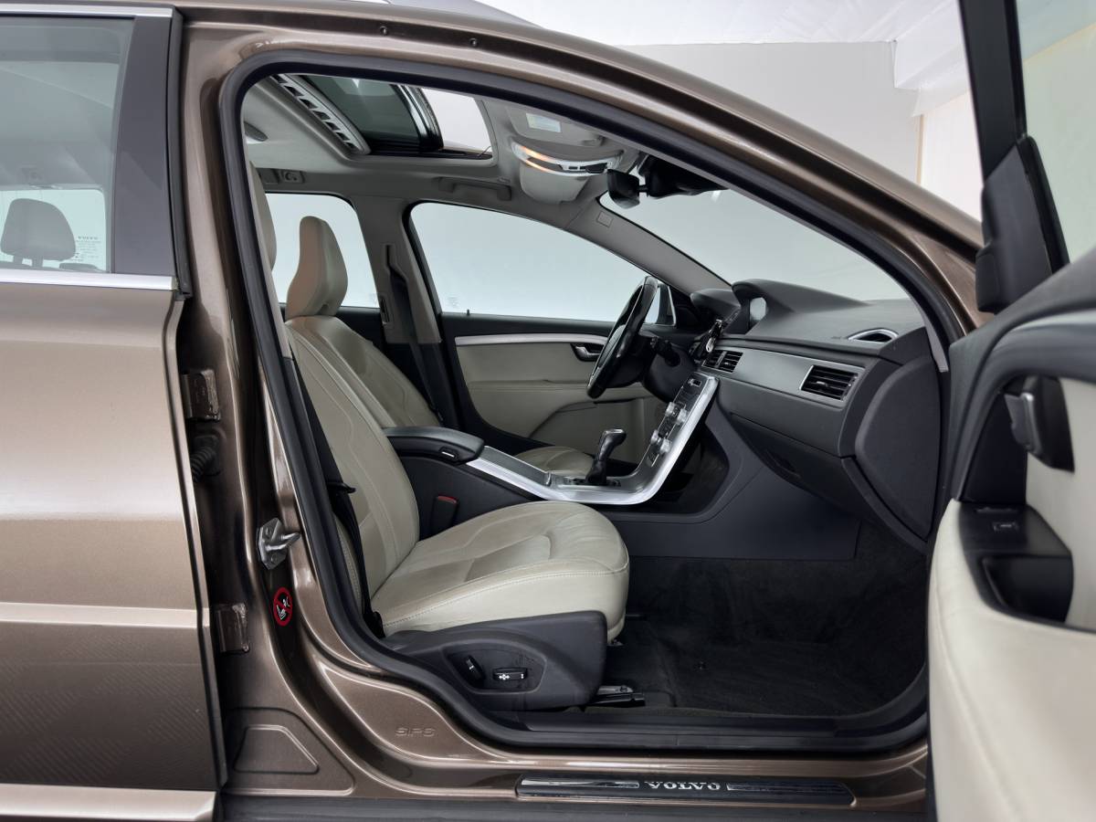 Volvo V70 Volvo V70 2.0 D4 Nordic+ Luxury-Line *PANO | LEATHER | XENON | MEMORY-PACK | SENSUS-CONNECT-AUDIO | HEATED-COMFORTSEATS | NAVI-FULLMAP | ECC | PDC | CRUISE | 17”ALU*