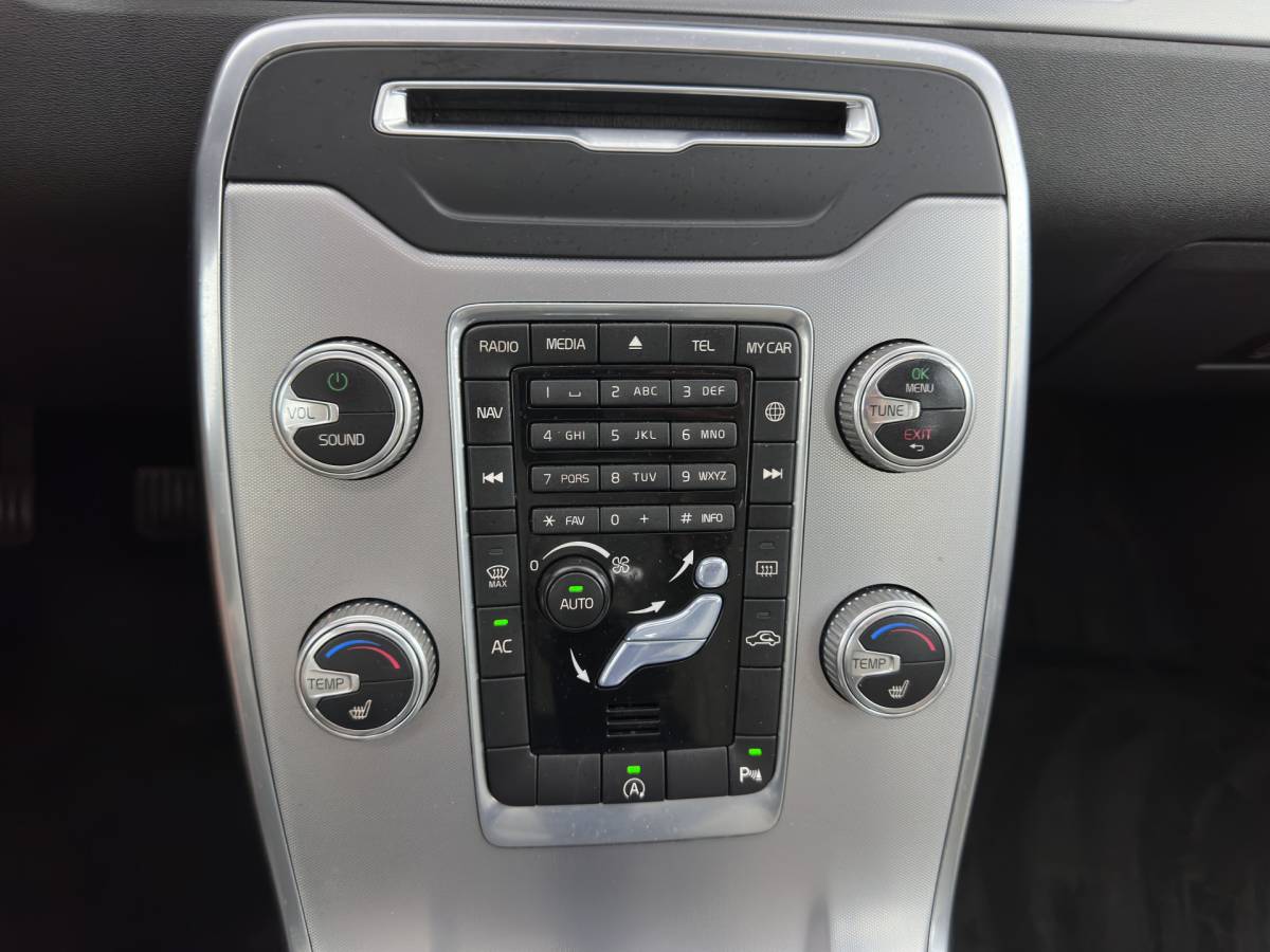 Volvo V70 Volvo V70 2.0 D4 Nordic+ Luxury-Line *PANO | LEATHER | XENON | MEMORY-PACK | SENSUS-CONNECT-AUDIO | HEATED-COMFORTSEATS | NAVI-FULLMAP | ECC | PDC | CRUISE | 17”ALU*
