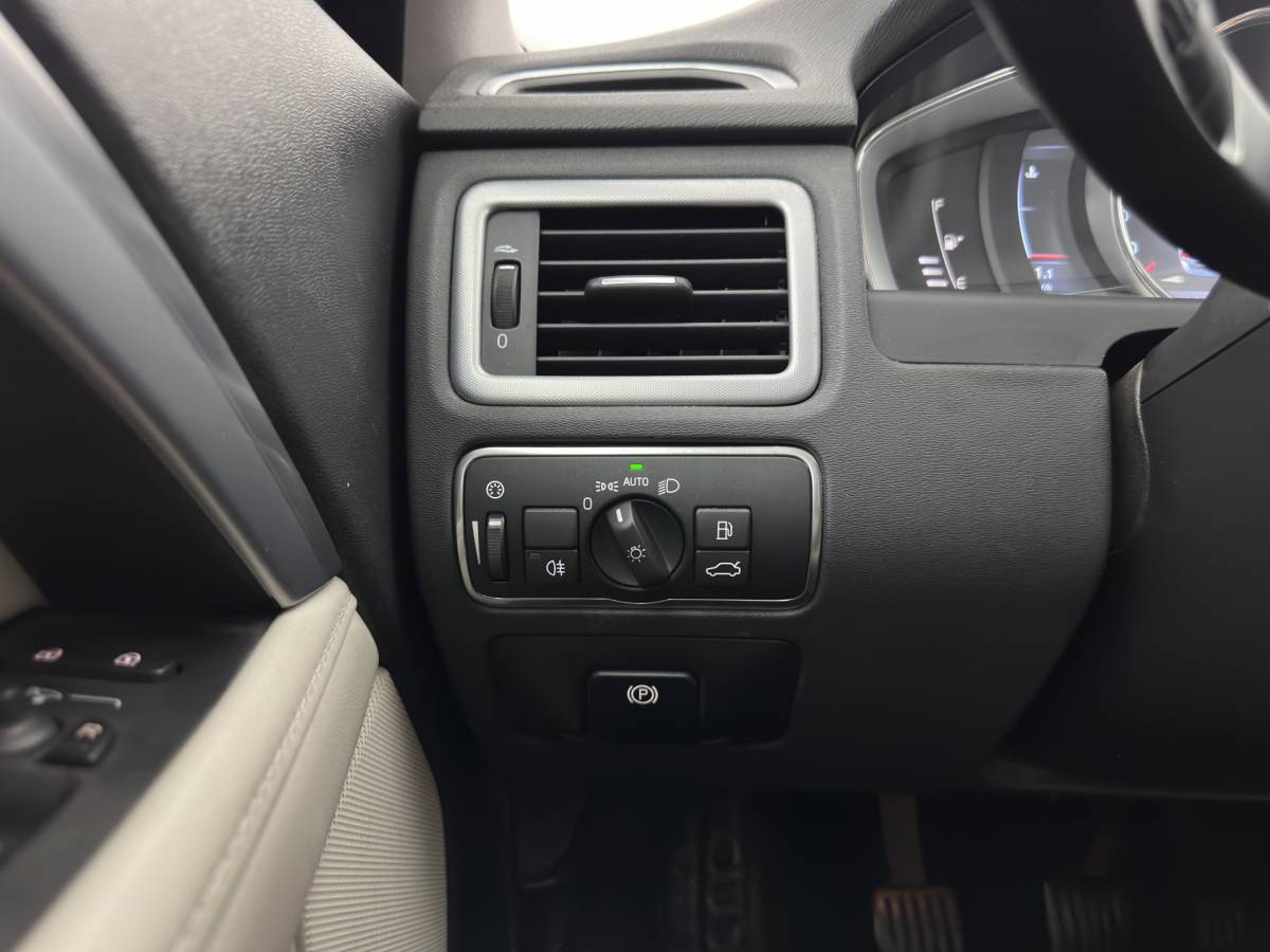 Volvo V70 Volvo V70 2.0 D4 Nordic+ Luxury-Line *PANO | LEATHER | XENON | MEMORY-PACK | SENSUS-CONNECT-AUDIO | HEATED-COMFORTSEATS | NAVI-FULLMAP | ECC | PDC | CRUISE | 17”ALU*