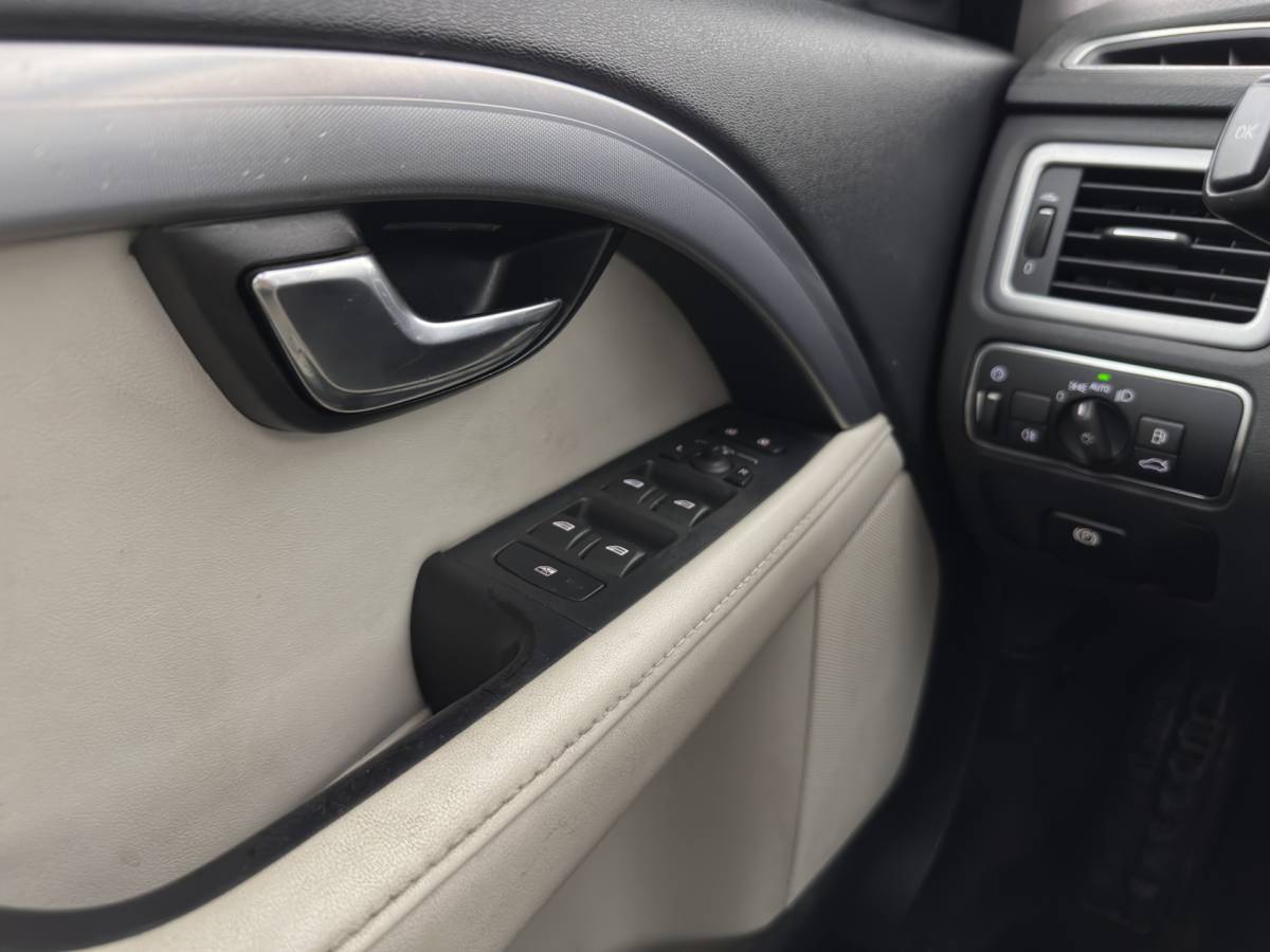 Volvo V70 Volvo V70 2.0 D4 Nordic+ Luxury-Line *PANO | LEATHER | XENON | MEMORY-PACK | SENSUS-CONNECT-AUDIO | HEATED-COMFORTSEATS | NAVI-FULLMAP | ECC | PDC | CRUISE | 17”ALU*