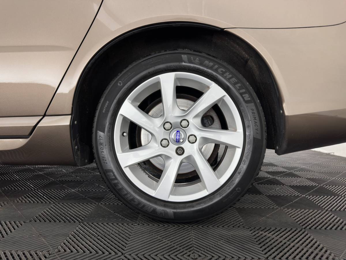 Volvo V70 Volvo V70 2.0 D4 Nordic+ Luxury-Line *PANO | LEATHER | XENON | MEMORY-PACK | SENSUS-CONNECT-AUDIO | HEATED-COMFORTSEATS | NAVI-FULLMAP | ECC | PDC | CRUISE | 17”ALU*