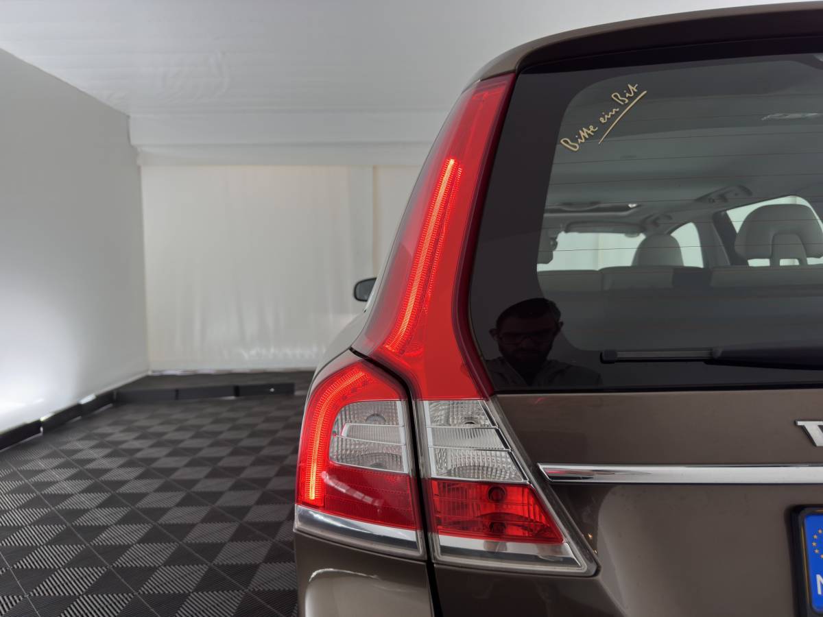 Volvo V70 Volvo V70 2.0 D4 Nordic+ Luxury-Line *PANO | LEATHER | XENON | MEMORY-PACK | SENSUS-CONNECT-AUDIO | HEATED-COMFORTSEATS | NAVI-FULLMAP | ECC | PDC | CRUISE | 17”ALU*