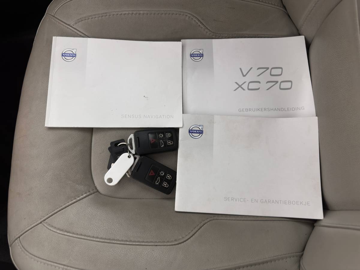 Volvo V70 Volvo V70 2.0 D4 Nordic+ Luxury-Line *PANO | LEATHER | XENON | MEMORY-PACK | SENSUS-CONNECT-AUDIO | HEATED-COMFORTSEATS | NAVI-FULLMAP | ECC | PDC | CRUISE | 17”ALU*