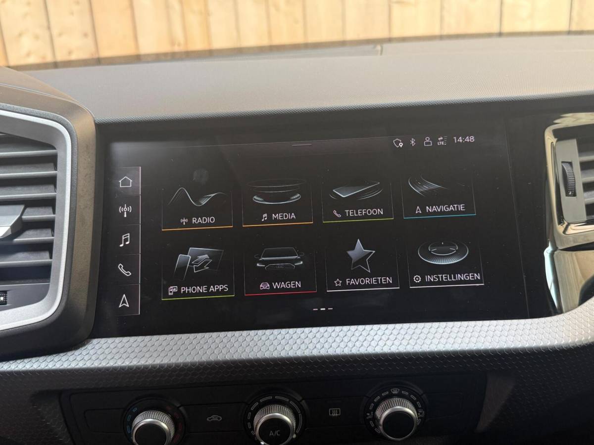 Audi A1 Sportback Audi A1 Sportback 25 TFSI Pro Line Apple CarPlay/Android Auto | Airconditioning | Bluetooth telefoonverbinding | Cruise control | Lichtmetalen velgen | Navigatiesysteem | Sportstuur