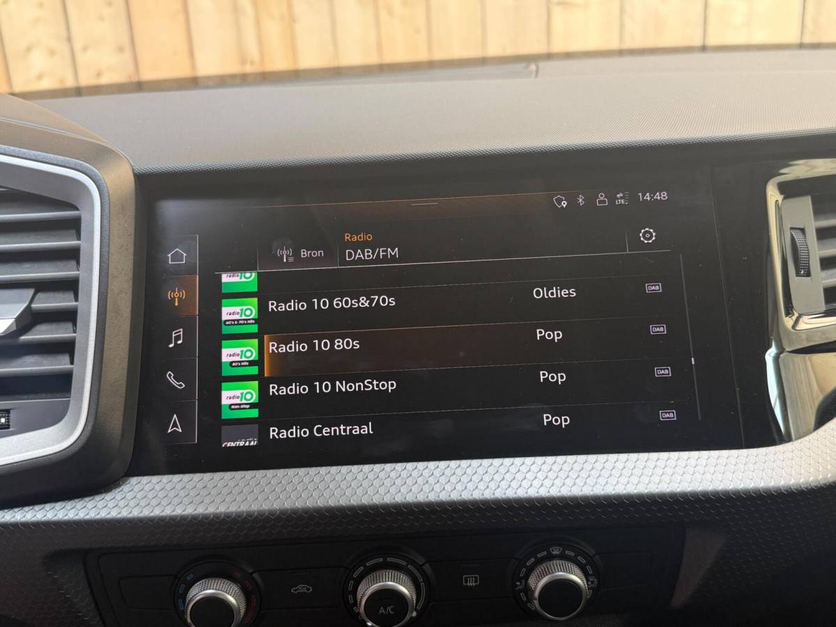 Audi A1 Sportback Audi A1 Sportback 25 TFSI Pro Line Apple CarPlay/Android Auto | Airconditioning | Bluetooth telefoonverbinding | Cruise control | Lichtmetalen velgen | Navigatiesysteem | Sportstuur