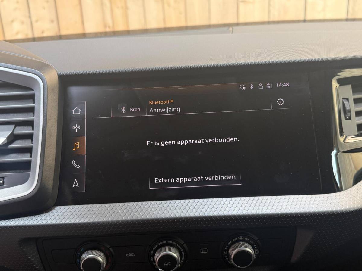 Audi A1 Sportback Audi A1 Sportback 25 TFSI Pro Line Apple CarPlay/Android Auto | Airconditioning | Bluetooth telefoonverbinding | Cruise control | Lichtmetalen velgen | Navigatiesysteem | Sportstuur