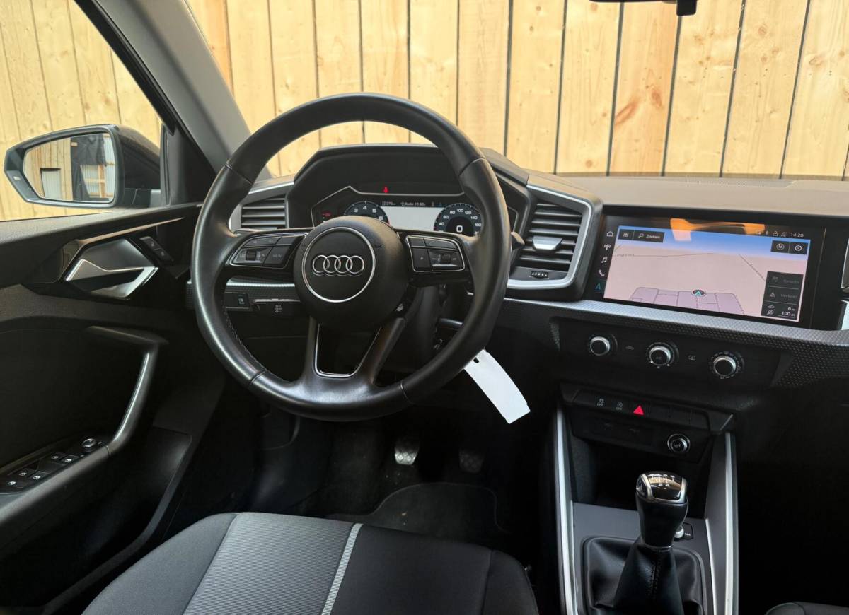 Audi A1 Sportback Audi A1 Sportback 25 TFSI Pro Line Apple CarPlay/Android Auto | Airconditioning | Bluetooth telefoonverbinding | Cruise control | Lichtmetalen velgen | Navigatiesysteem | Sportstuur