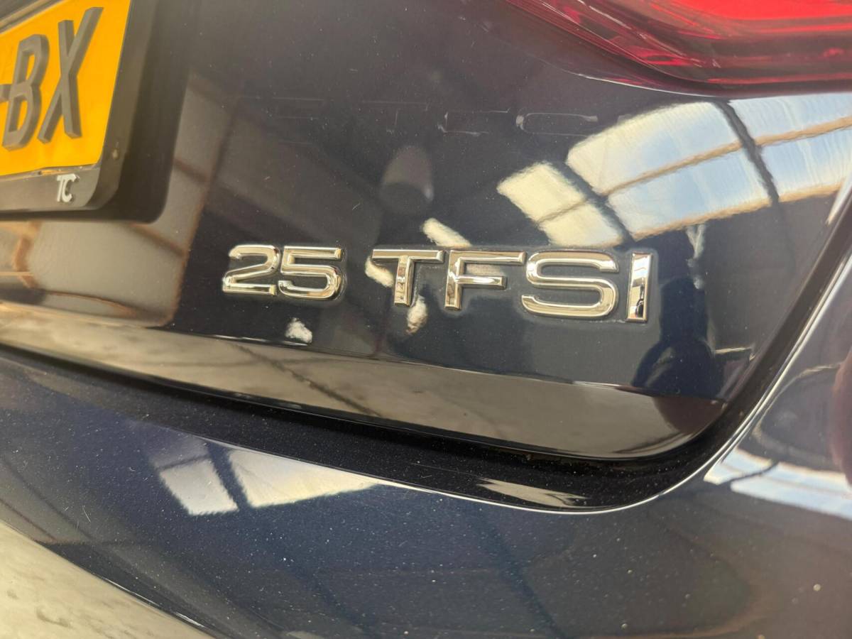 Audi A1 Sportback Audi A1 Sportback 25 TFSI Pro Line Apple CarPlay/Android Auto | Airconditioning | Bluetooth telefoonverbinding | Cruise control | Lichtmetalen velgen | Navigatiesysteem | Sportstuur