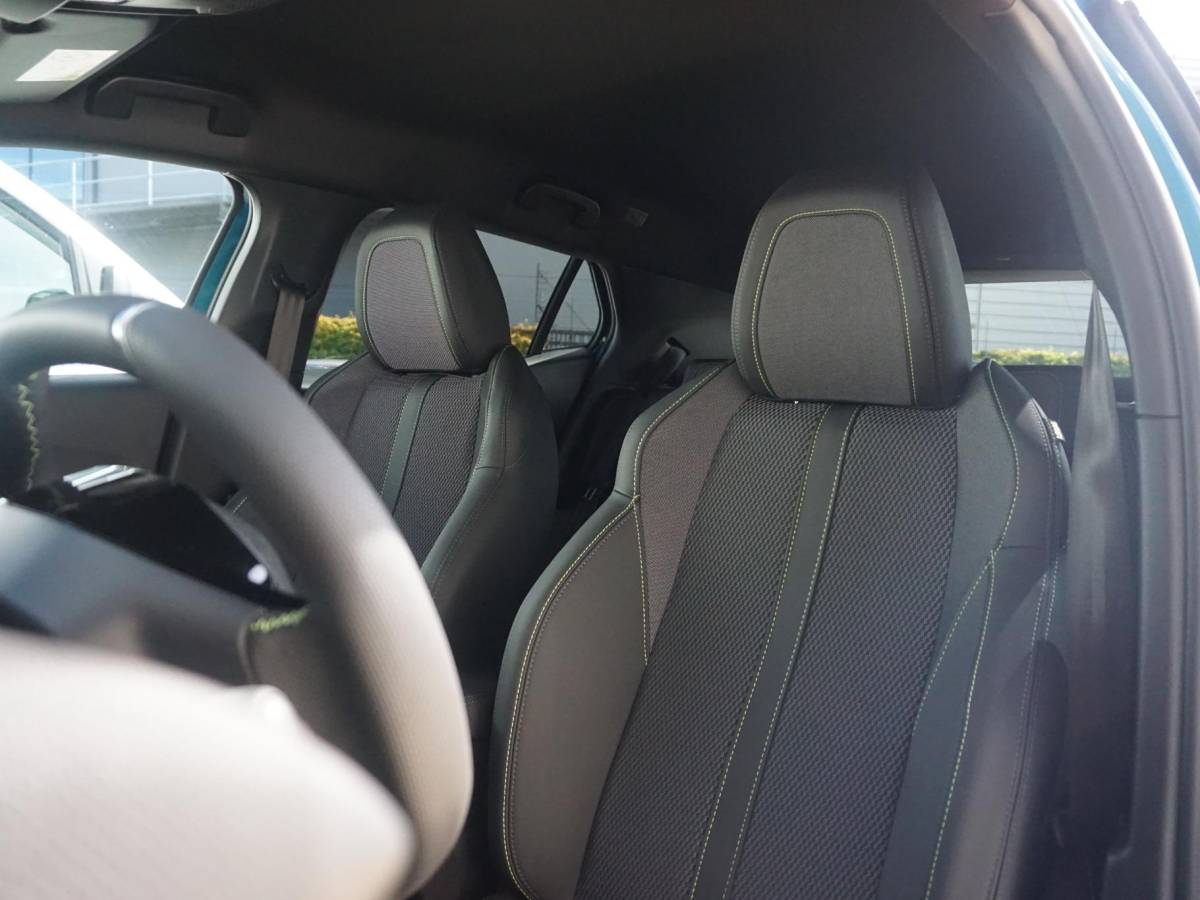 Peugeot 2008 Peugeot 2008 1.2 Hybrid 145 GT 360 Camera