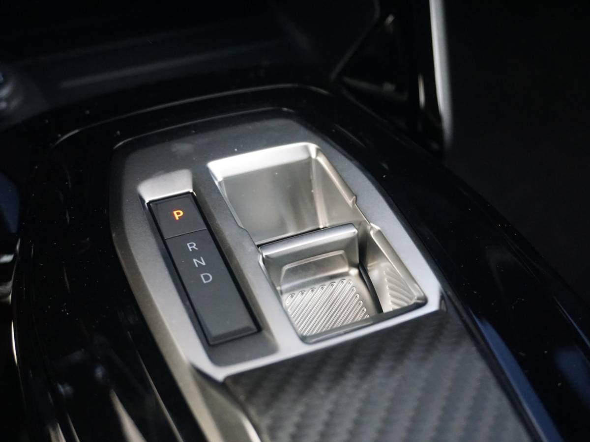 Peugeot 2008 Peugeot 2008 1.2 Hybrid 145 GT 360 Camera