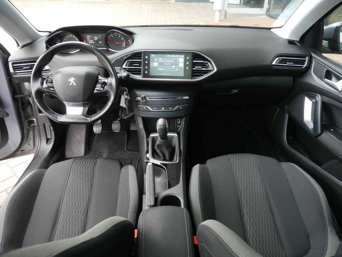 Peugeot 308 Peugeot 308 SW 1.2 PureTech Style | 130 PK | Panoramadak | Climate control | Parkeersensoren | Lichtmetalen velgen | Getint glas | Cruise control