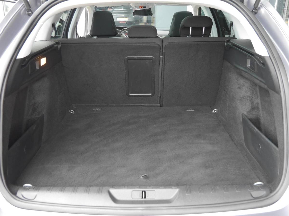 Peugeot 308 Peugeot 308 SW 1.2 PureTech Style | 130 PK | Panoramadak | Climate control | Parkeersensoren | Lichtmetalen velgen | Getint glas | Cruise control