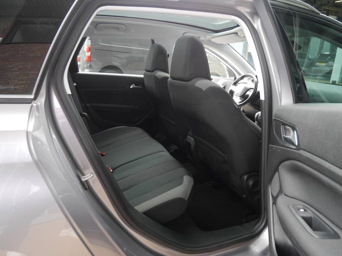 Peugeot 308 Peugeot 308 SW 1.2 PureTech Style | 130 PK | Panoramadak | Climate control | Parkeersensoren | Lichtmetalen velgen | Getint glas | Cruise control
