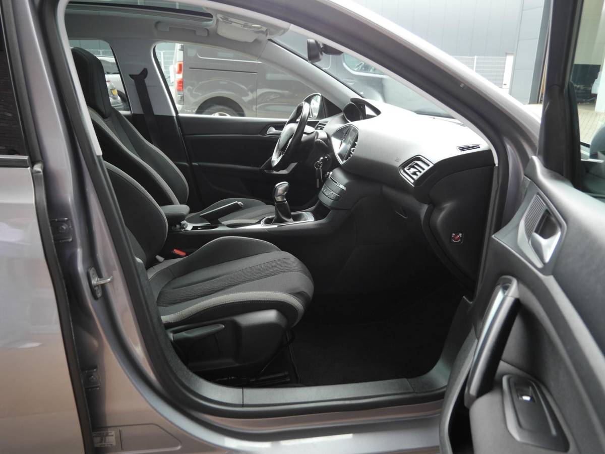 Peugeot 308 Peugeot 308 SW 1.2 PureTech Style | 130 PK | Panoramadak | Climate control | Parkeersensoren | Lichtmetalen velgen | Getint glas | Cruise control