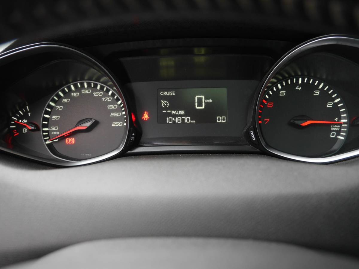 Peugeot 308 Peugeot 308 SW 1.2 PureTech Style | 130 PK | Panoramadak | Climate control | Parkeersensoren | Lichtmetalen velgen | Getint glas | Cruise control