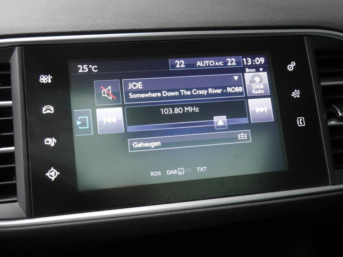 Peugeot 308 Peugeot 308 SW 1.2 PureTech Style | 130 PK | Panoramadak | Climate control | Parkeersensoren | Lichtmetalen velgen | Getint glas | Cruise control