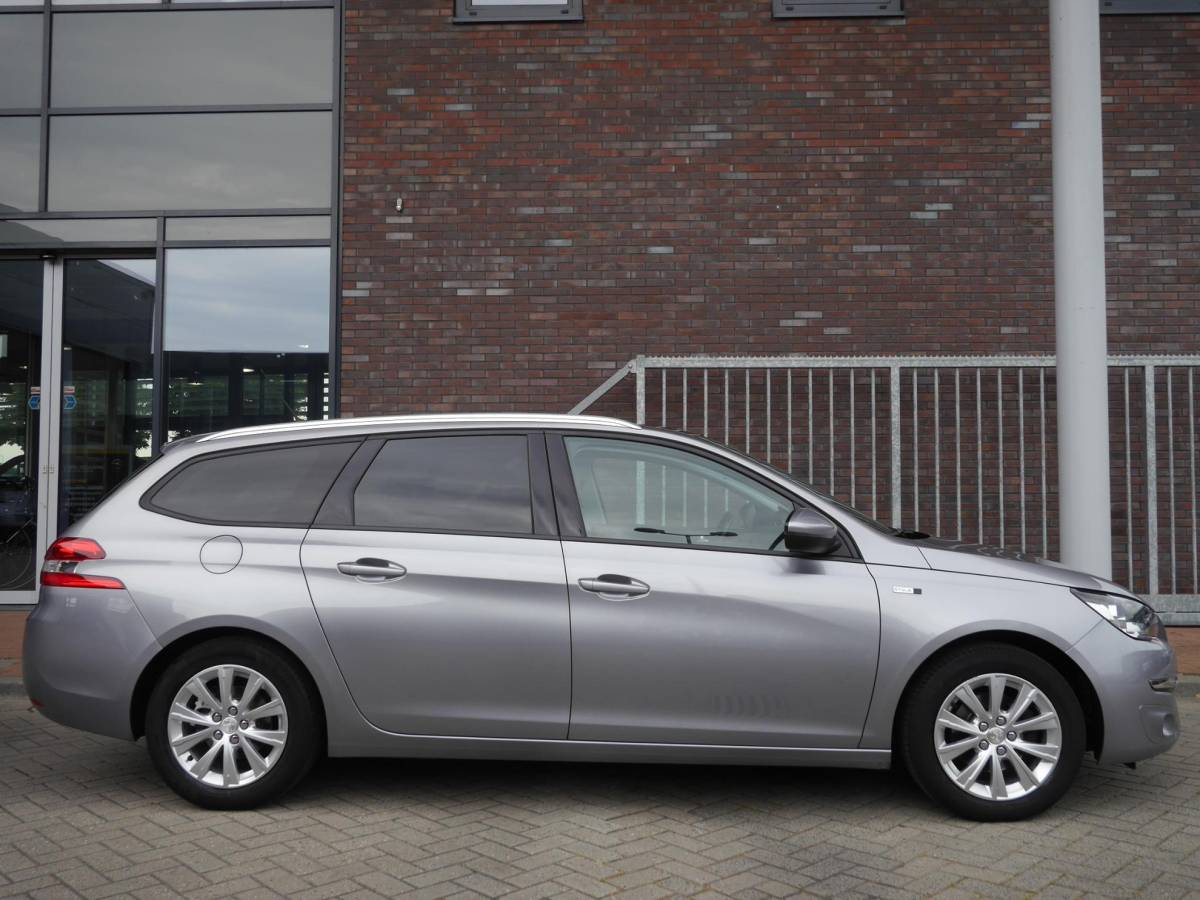 Peugeot 308 Peugeot 308 SW 1.2 PureTech Style | 130 PK | Panoramadak | Climate control | Parkeersensoren | Lichtmetalen velgen | Getint glas | Cruise control