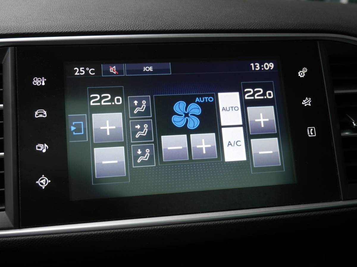 Peugeot 308 Peugeot 308 SW 1.2 PureTech Style | 130 PK | Panoramadak | Climate control | Parkeersensoren | Lichtmetalen velgen | Getint glas | Cruise control